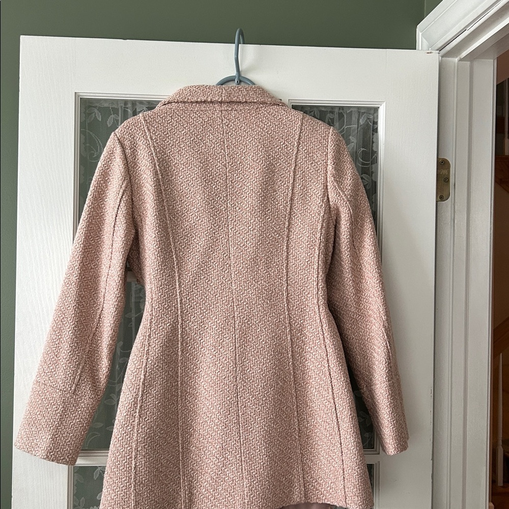 Jessica Simpson, pink and cream coat - Picture 2 of 5